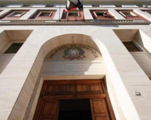 Accoltellò a morte il padre: il Pm chiede 24 anni