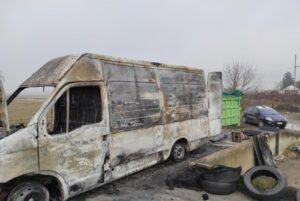 Mentre abbandonano abusivamente i rifiuti il furgone prende fuoco