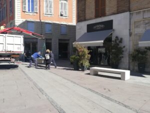 Piazzetta della Lega: ecco le nuove panchine