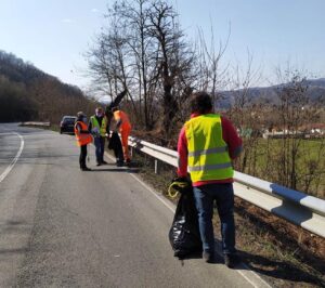 Volontari Aib e Pro Loco sulla Sp30: recuperati 27 materassi