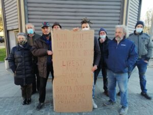 Abbate manifesta per dire no a coprifuoco e zona rossa