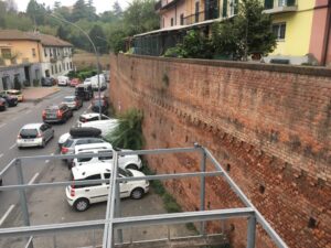 Corso Piave, pista ciclabile lungo le mura: via i posti auto, sarà creato un parcheggio