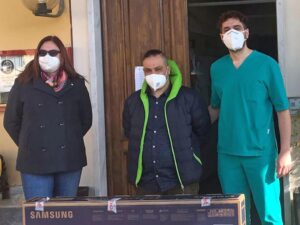 Raccoglie fondi tra i colleghi: ora gli anziani hanno la tv nuova
