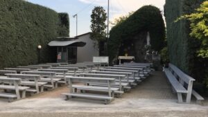 Denuncia la scomparsa della madre, i Carabinieri la ritrovano alla ‘Grotta di Lourdes’