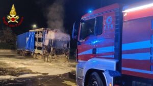 Nella notte Tir prende fuoco in piazza Allende