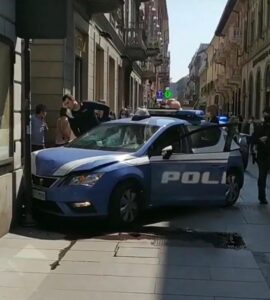 Inseguimento in pieno centro: auto della Questura contro un muro in corso Roma