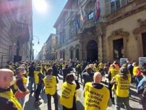 Gioco legale, operatori in piazza: “5mila posti a rischio”