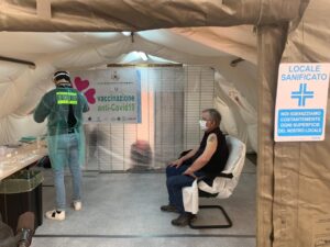 Centro vaccini, la prima paziente taglia il nastro