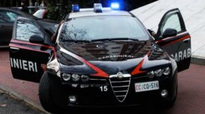 Pugni contro la porta del Comune, «fatemi entrare, devo andare in bagno»: e scoppia il caos