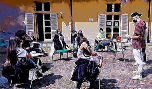 La normalità di una lezione all’aperto che si fa immagine pittorica