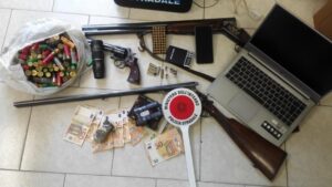 In auto con pistola e passamontagna: a casa aveva un arsenale