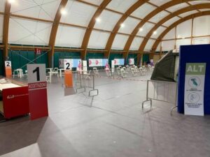 Centro vaccini nella palestra, con 60 operatori