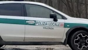 Ruba il borsellino a un anziano: individuato dalla Polizia Locale