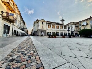 Per favorire il commercio un fine settimana con le merci all’esterno dei negozi
