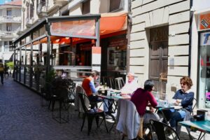 Roggero: “Ok all’asporto bevande dopo le 18 ma solo in bicchieri di plastica”
