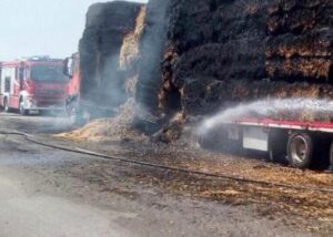 Si incendia camion carico di fieno, tangenziale chiusa