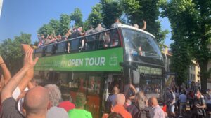 La festa per i Grigi in B: il pullman scoperto in giro per la città
