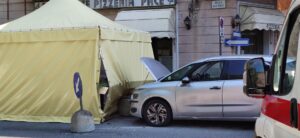 Si schianta contro il gazebo