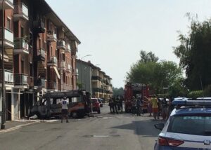 Ambulanza della Croce verde in fiamme, il racconto dei testimoni