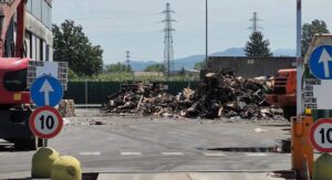 Fiamme al centro raccolta rifiuti di Tortona, bruciati gli  “ingombranti”
