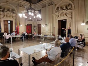 In consiglio è scontro Demezzi-Riboldi. E per protesta il Pd lascia l’aula