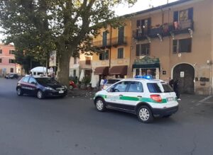 Donna aggredisce un uomo al bar, scoppia il caos