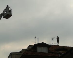 Sui tetti per sfuggire alla notifica della Polizia