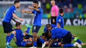 Italia-Spagna, maxischermo in Cittadella. Con Josè Altafini