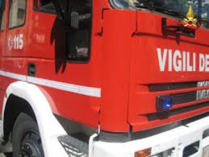 Deposito di rottami in fiamme, cinque squadre di pompieri sul posto