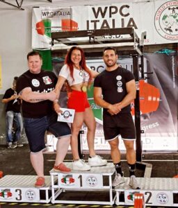 Elisa Corda, la campionessa italiana di powerlifting che gareggia con una mano sola