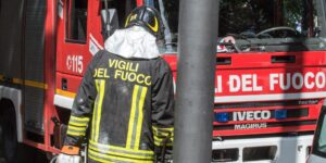 Incendio sul ciglio della strada lambisce tre case