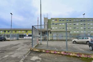 Carcere San Michele: tavoli e sedie contro un poliziotto
