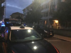 Uomo precipita dal balcone in via Rivolta