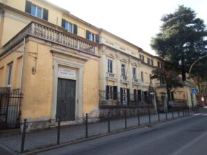 Scende dall’auto con i pantaloni abbassati: atti osceni davanti a due studentesse
