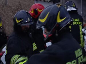 Auto contro la stazione di smistamento: intervengono i Vigili del Fuoco