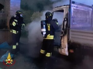 Furgone a fuoco in un cortile a Castellazzo Bormida