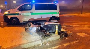 Perde il controllo dello scooter alla rotonda: ferito 62enne