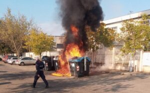 Alessandria, cassonetti in fiamme alla D4