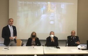 Fuga per le vie del centro con l’auto rubata, sfiorata la tragedia