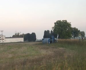 Tir finisce nel campo, in atto operazione di recupero
