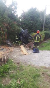Finisce capovolta con l’auto su una cancellata per evitare un cinghiale sulla strada
