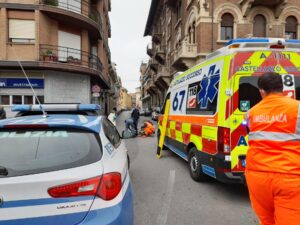 Cade attraversando la strada, subito soccorsa