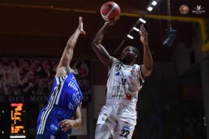 Bertram, braccio di ferro a Trieste