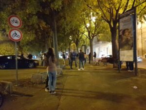 “No Green Pass” e solidarietà ai manifestanti di Trieste, una settantina davanti alla Prefettura