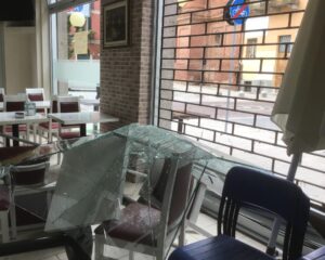 Sfondata la vetrata del Kebab, indagini in corso