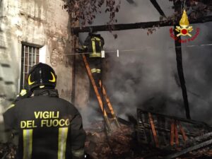 Le fiamme hanno intaccato un portico e parte della stalla