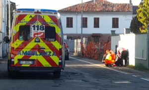 Malore in via Poligonia, soccorsi in atto