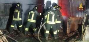 Legnaia in fiamme a Villabella. Il rogo nella notte