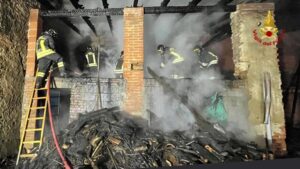 L’incendio del portico rende inagibile struttura di due piani