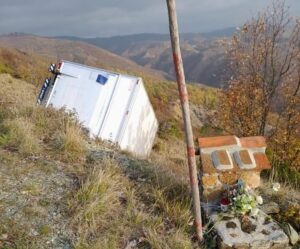 Camion nella scarpata a Fondoferle: conducente illeso